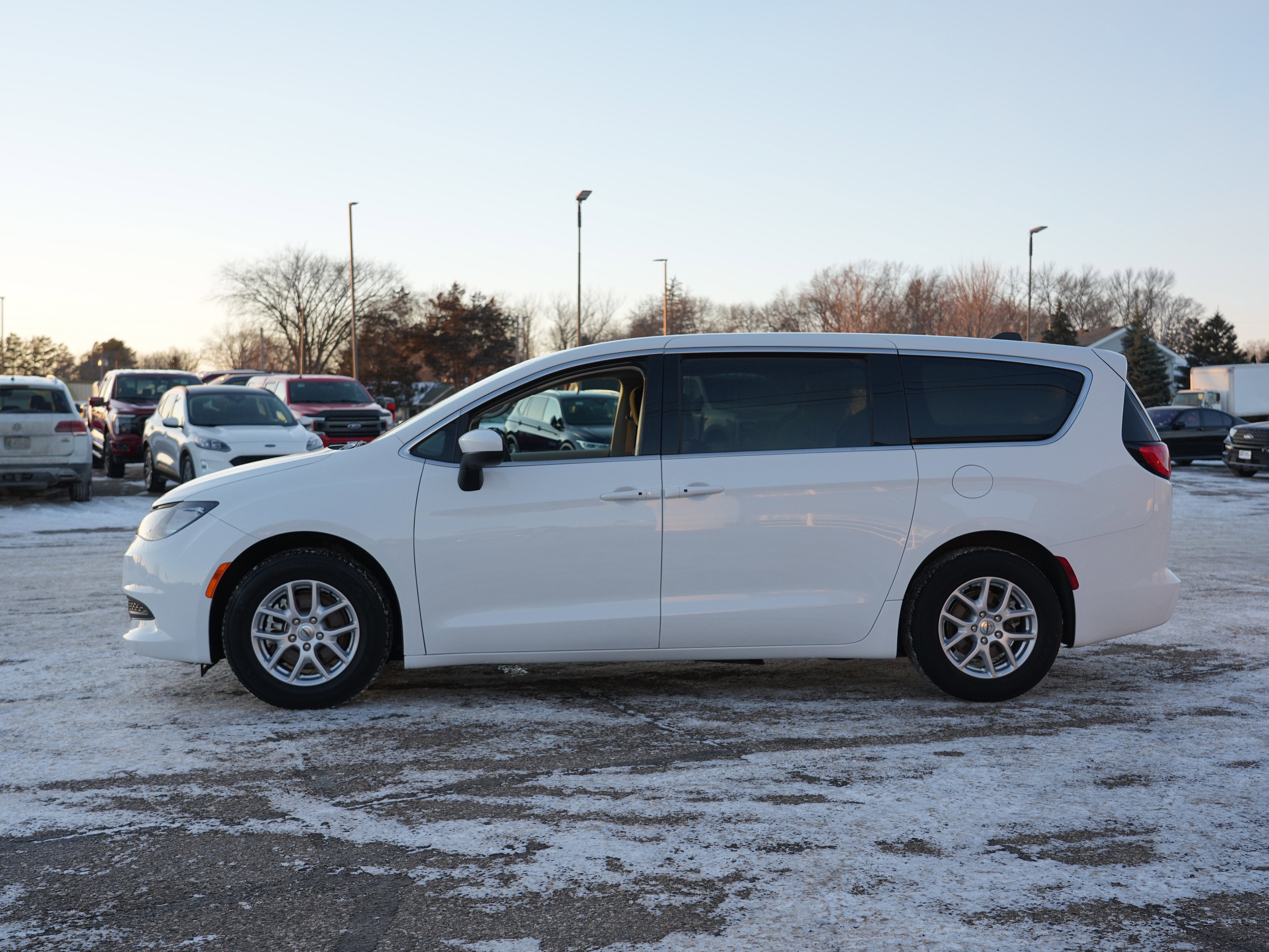 2023 Chrysler Voyager LX